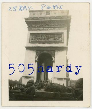 Wwii Us Gi Photo - 28th Infantry Division Gis In Parade Pass Arc De Triomphe 1