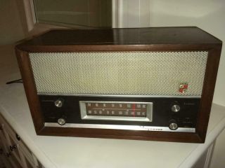Retro Vintage Radio Magnavox Am - Fm 1960s Table Radio Walnut Wood