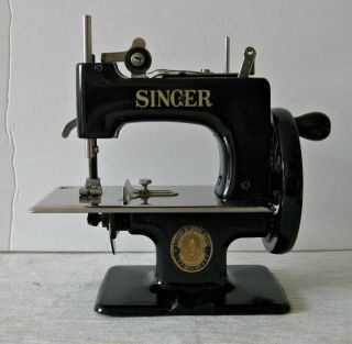 Antique Vintage Singer Sewhandy 20 Toy Sewing Machine Small Child Box Man