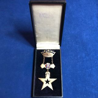 Gold Vintage Fraternal Royal Arcanum Medal With Case 19.  8 Grams