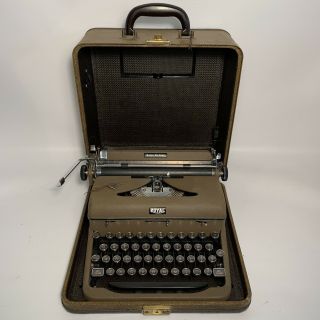 Vintage Hemingway Royal Portable Quiet Deluxe Typewriter C 1940 