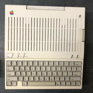 Vintage Apple llc A2S4000 Computer in OEM Carrying Case - & 8