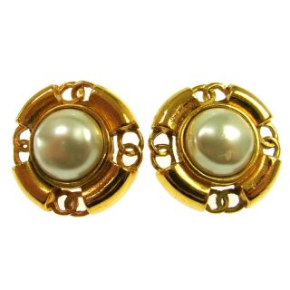 Auth Chanel Vintage Cc Button Imitation Pearl Earrings 1.  3 " Clip - On Ak29694