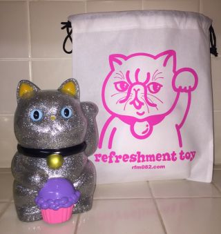 Dcon 2017 Exclusive Refreshment Toy Fortune Cat Kaiju Sofubi Designercon Rare