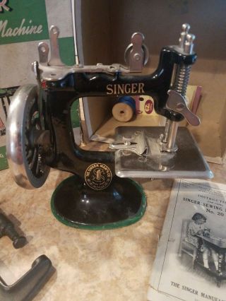 Vintage Singer No.  20 Child ' s Sewing Machine 4