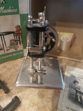 Vintage Singer No.  20 Child ' s Sewing Machine 5