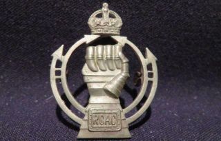 Royal Canadian Armoured Corps Wwii Era Voided White Metal Cap Badge