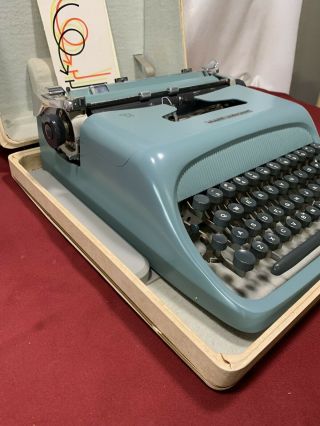 Vintage Olivetti Made In Italy Studio 44 Portable Typewriter w/Case 2