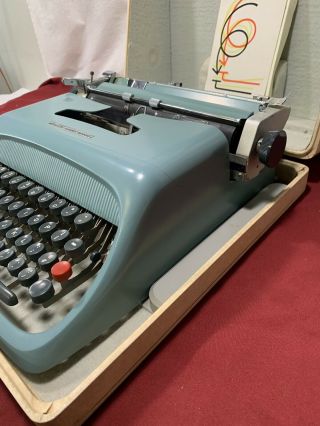 Vintage Olivetti Made In Italy Studio 44 Portable Typewriter w/Case 3