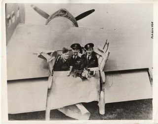 Wwii Press Photo British Raf Pilot In Flak Hole Wing Hudson Bomber 31