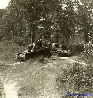 Port.  Photo: Rare German Panzermen W/ Impressed French Renault R - 35 Tanks (1)