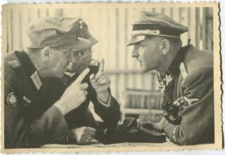 German Wwii Archive Photo: General & Two Officers At Discussion