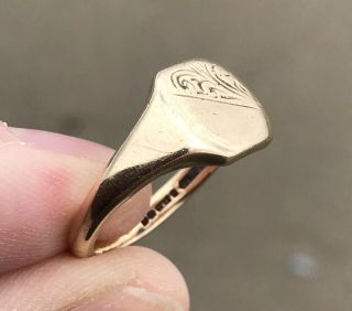 A Gents Heavy Quality Vintage 9ct Solid Gold Signet Ring,  6.  7 Grams.