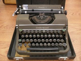 Underwood Champion Portable Vintage Typewriter With Case,