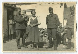 German Wwii Archive Photo: Luftwaffe Soldiers With Hosting Family,  Eastern Front