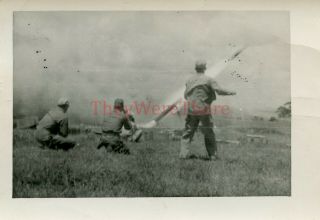 Wwii Photo - Us Gis Firing Captured Japanese Mortar / Rocket Launcher - 2