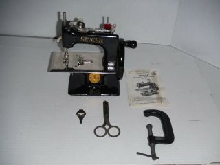 Vintage Singer Toy Sewing Machine Model 20 - 10 Simanco 29945 Die Cast Aluminum