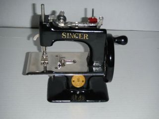 VINTAGE SINGER TOY SEWING MACHINE MODEL 20 - 10 Simanco 29945 Die Cast Aluminum 3