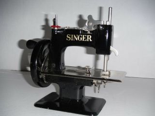 VINTAGE SINGER TOY SEWING MACHINE MODEL 20 - 10 Simanco 29945 Die Cast Aluminum 6
