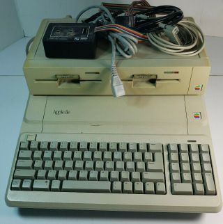 Vintage Apple Iie Model A2s2128 With Duo Disk Model A9m0108