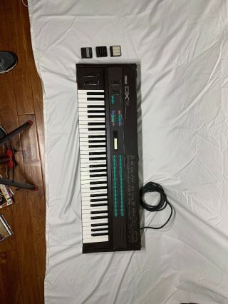 Yamaha Dx7 Vintage Digital Synth With Cover,  3 Cartridges,  And Stand.
