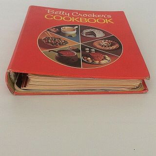 Betty Crocker ' s Cookbook 5 Ring Binder Red Pie Cover 1969 1st Printing Vintage 3