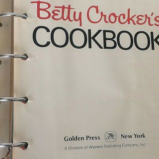 Betty Crocker ' s Cookbook 5 Ring Binder Red Pie Cover 1969 1st Printing Vintage 6