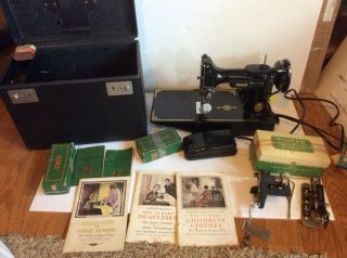 Vintage Singer Sewing Machine Featherweight 221 With Accessories Case