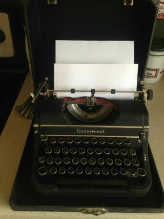 Vintage Underwood Universal Portable Typewriter With Case