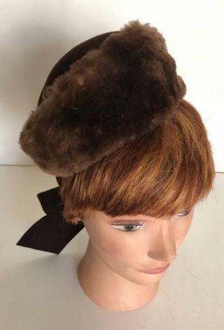 Vintage 1940 ' s Brown Felt Hat With Big Bow in the Back & Chinchilla Fur Trim 22 3