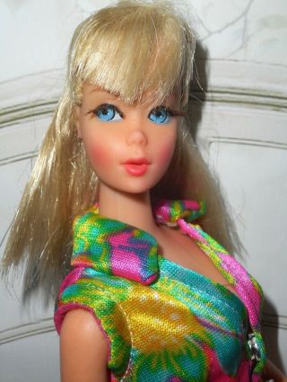 Vintage Platinum Blonde Tnt Barbie Doll In Hm Clone Tropical Print Set,