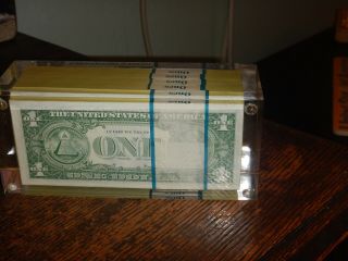 1 DOLLAR BILLS OLD SERIES 1969 VINTAGE MONEY PAPERWEIGHT 500 DOLLARS IN LUCITE 4
