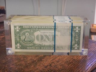 1 DOLLAR BILLS OLD SERIES 1969 VINTAGE MONEY PAPERWEIGHT 500 DOLLARS IN LUCITE 8