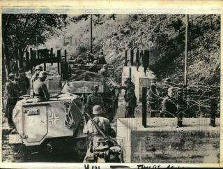 1940 Press Photo German Tanks & Soldiers Pass Barricades,  Belgium - Pim01808