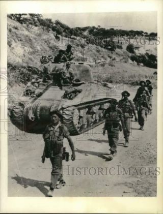 1943 Press Photo Canadian Infantrymen & Tank,  Valguarnera,  Sicily,  World War Ii
