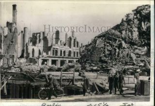 1945 Press Photo Women 