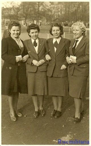 Port.  Photo: Rare Group Female Uniformed Luftwaffe Helferin Girls Posed In Field