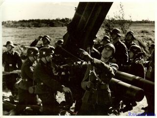 Press Photo: Home Defense Luftwaffe Officer Directs Crew W/ 8.  8cm Flak Gun