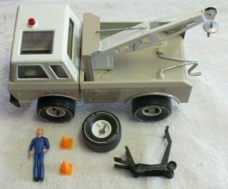 Vintage Tonka Chevron Tan Wrecker Truck W/ Driver Lift Cones,