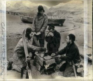 1943 Press Photo Us Sailors Preparing Meal In Holtz Bay Area,  Attu Island