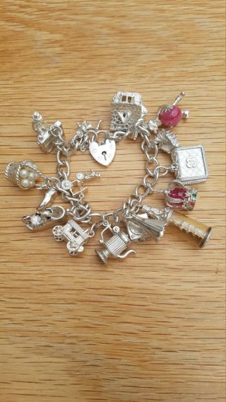 Lovely Vintage Sterling Silver Charm Bracelet With 15 Charms