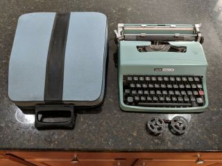 Vintage Olivetti Lettera 32 Typewriter With Case