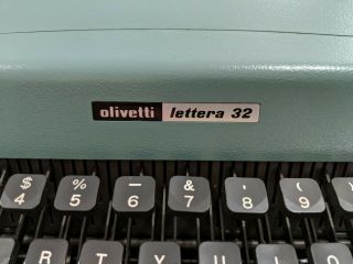 VINTAGE OLIVETTI LETTERA 32 TYPEWRITER WITH CASE 3