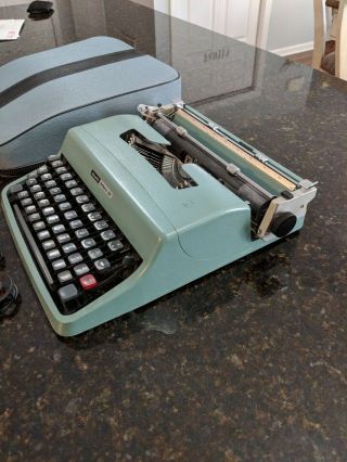 VINTAGE OLIVETTI LETTERA 32 TYPEWRITER WITH CASE 4