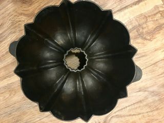 VINTAGE WAGNER WARE CAST IRON BUNDT CAKE PAN B 2