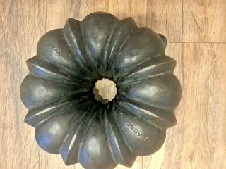 VINTAGE WAGNER WARE CAST IRON BUNDT CAKE PAN B 5