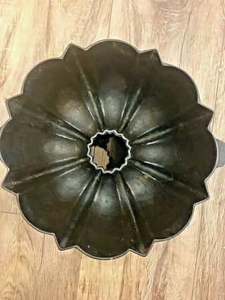 VINTAGE WAGNER WARE CAST IRON BUNDT CAKE PAN B 6