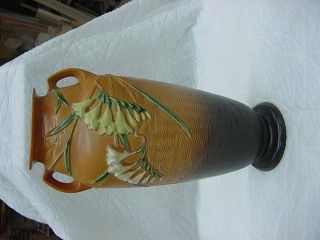 LARGE VINTAGE ROSEVILLE POTTERY FREESIA FLOOR VASE 129 8