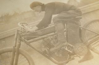 1900 ' s READING STANDARD MOTORCYCLE Motor Bike Man Rider Vintage Snapshot PHOTO 2
