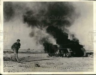 1941 Press Photo German Tank Ablaze In The Libyan Desert,  World War Ii